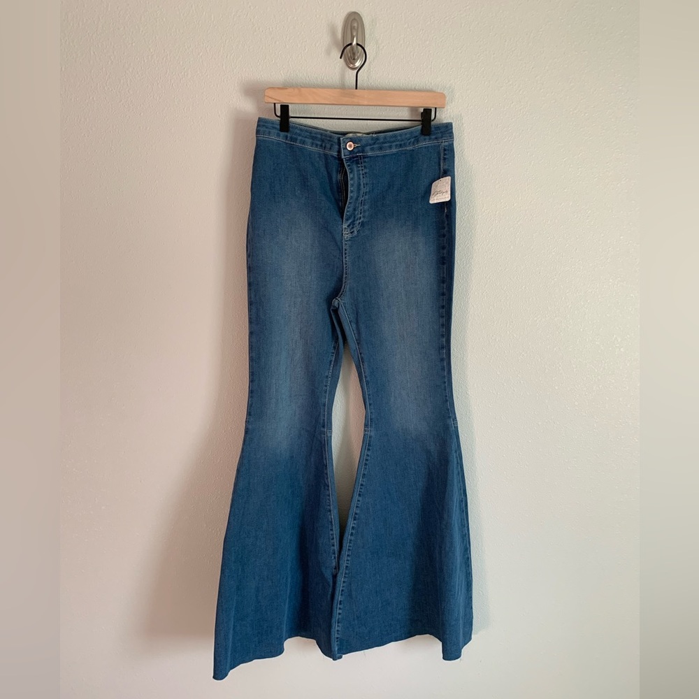 NWT - WE THE FREE FLARE JEANS - SIZE 31